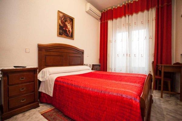 Hostal Palacios Fuencarral Мадрид Экстерьер фото