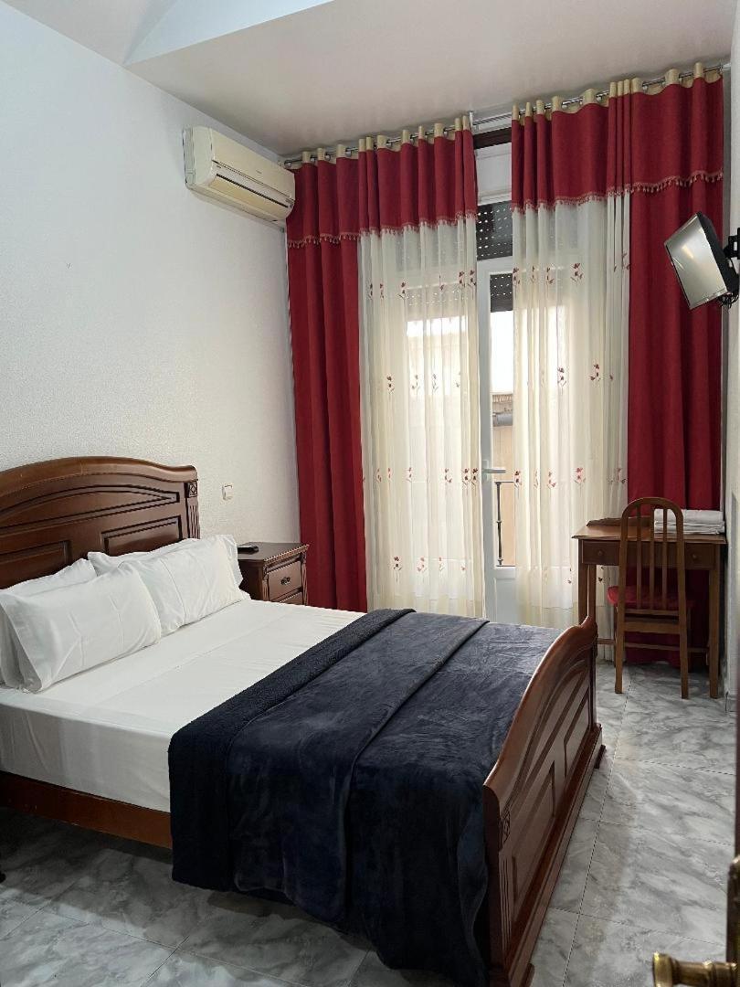 Hostal Palacios Fuencarral Мадрид Экстерьер фото