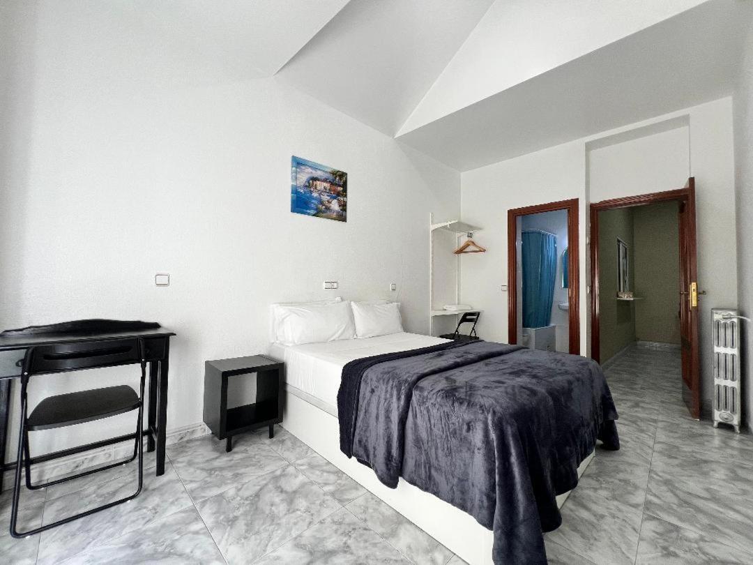 Hostal Palacios Fuencarral Мадрид Экстерьер фото
