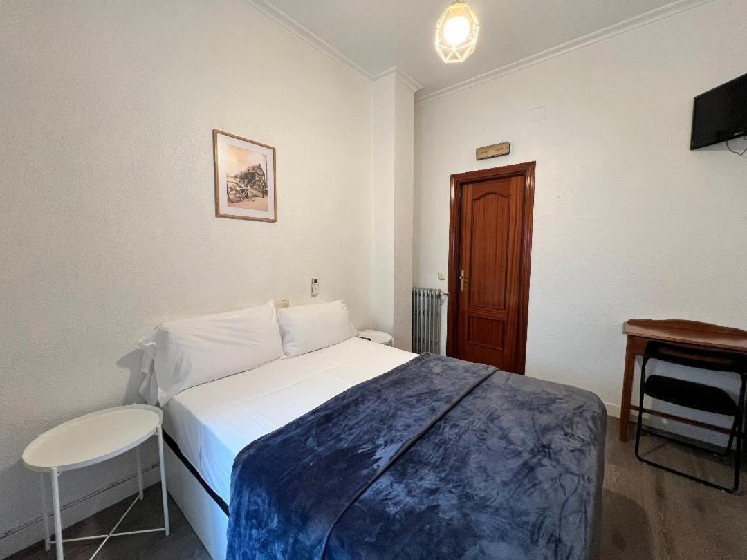Hostal Palacios Fuencarral Мадрид Экстерьер фото