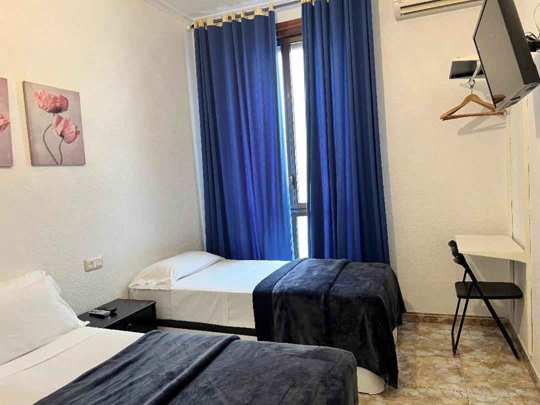 Hostal Palacios Fuencarral Мадрид Экстерьер фото