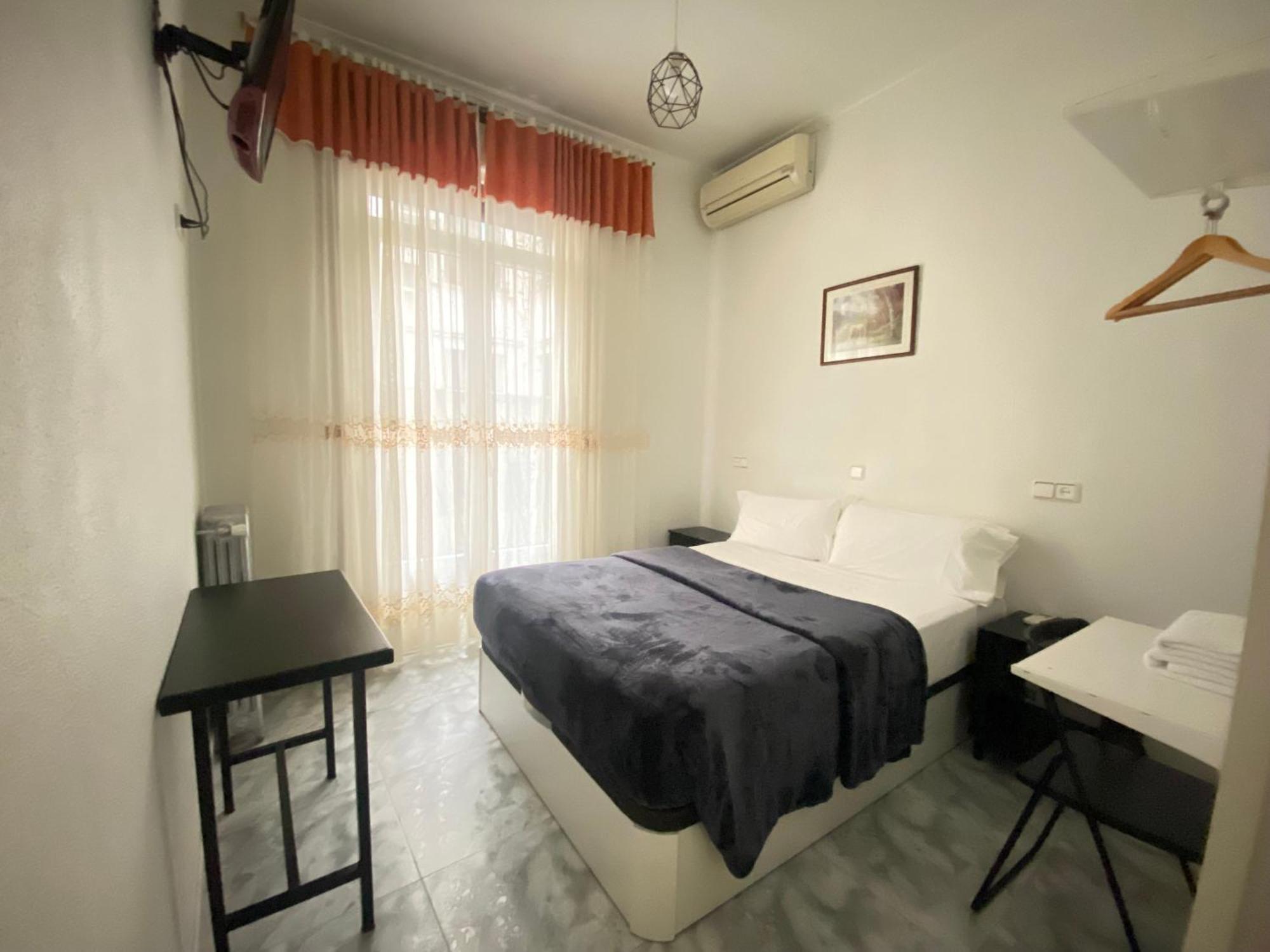 Hostal Palacios Fuencarral Мадрид Экстерьер фото