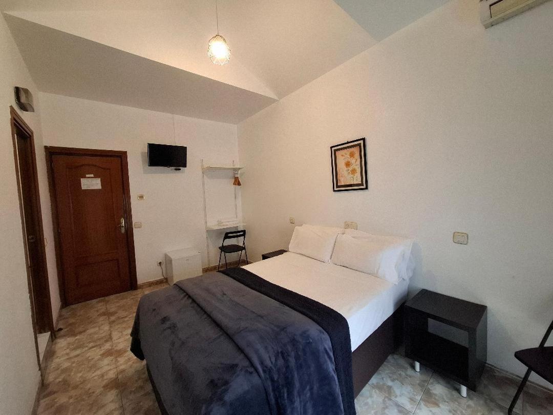 Hostal Palacios Fuencarral Мадрид Экстерьер фото