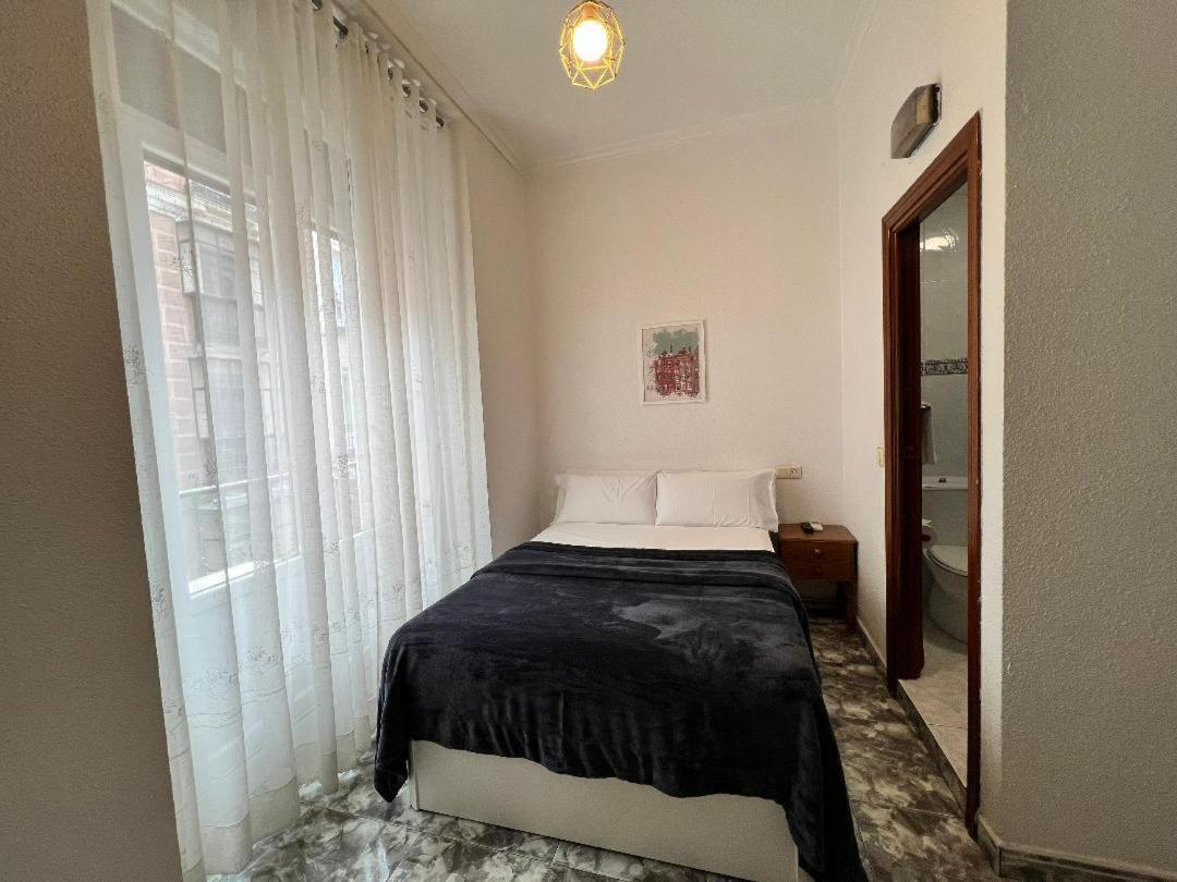 Hostal Palacios Fuencarral Мадрид Экстерьер фото