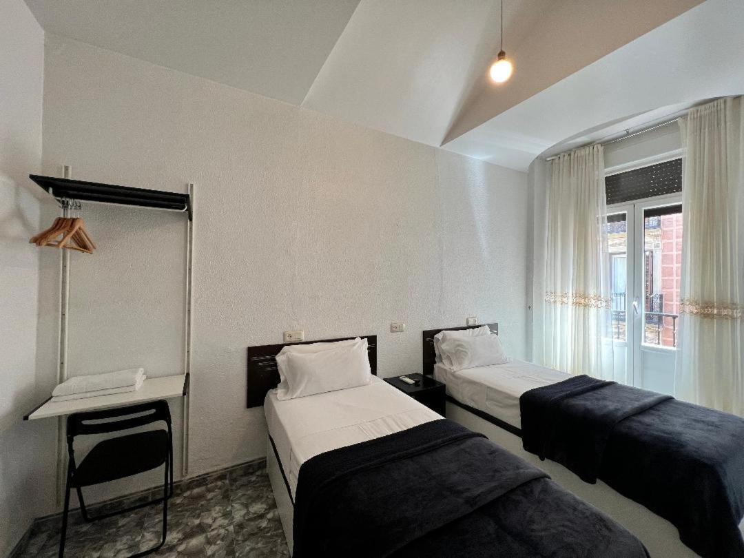 Hostal Palacios Fuencarral Мадрид Экстерьер фото