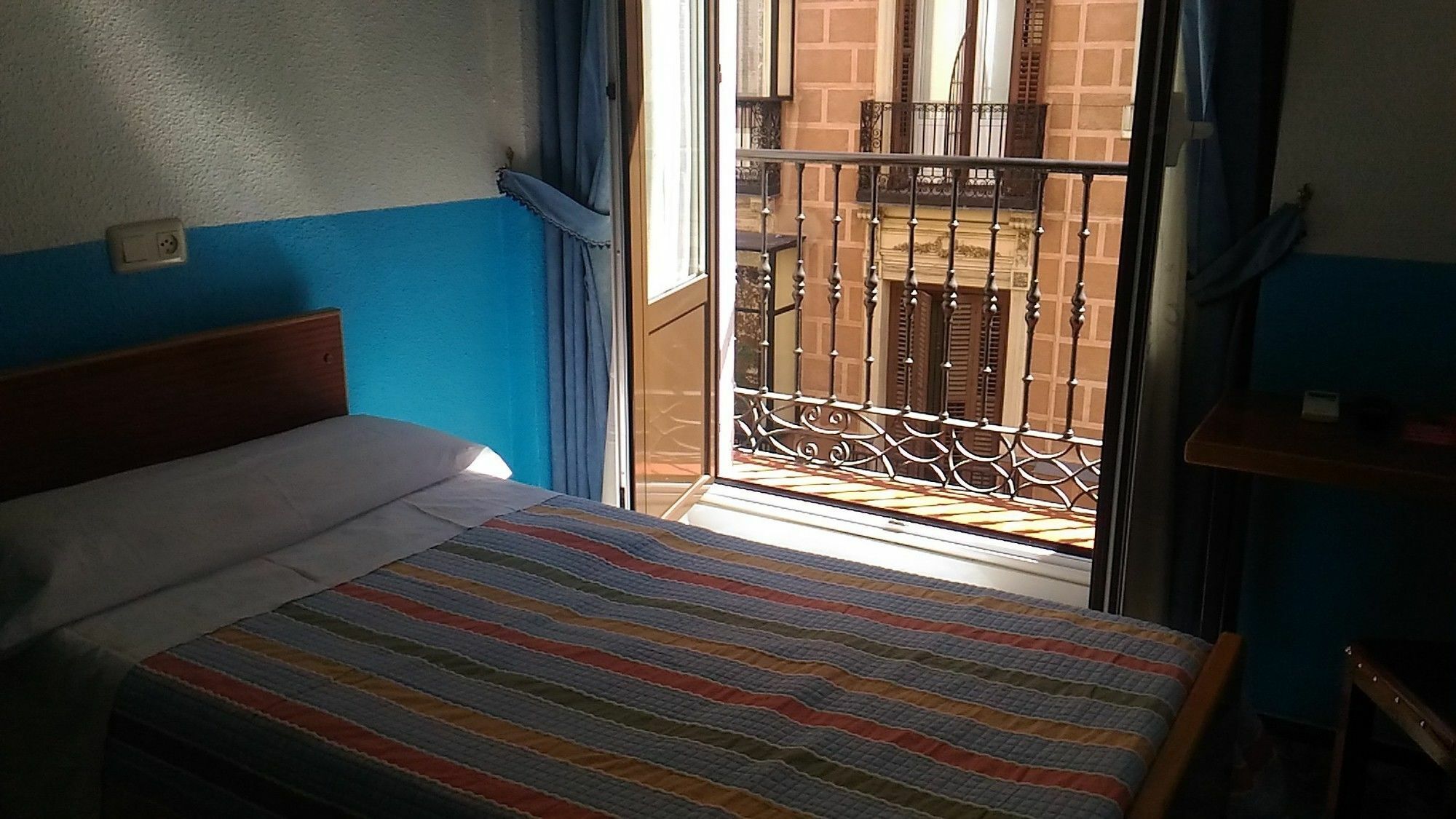 Hostal Palacios Fuencarral Мадрид Экстерьер фото