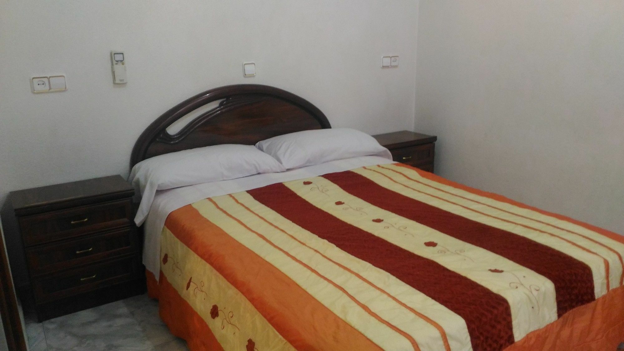 Hostal Palacios Fuencarral Мадрид Экстерьер фото