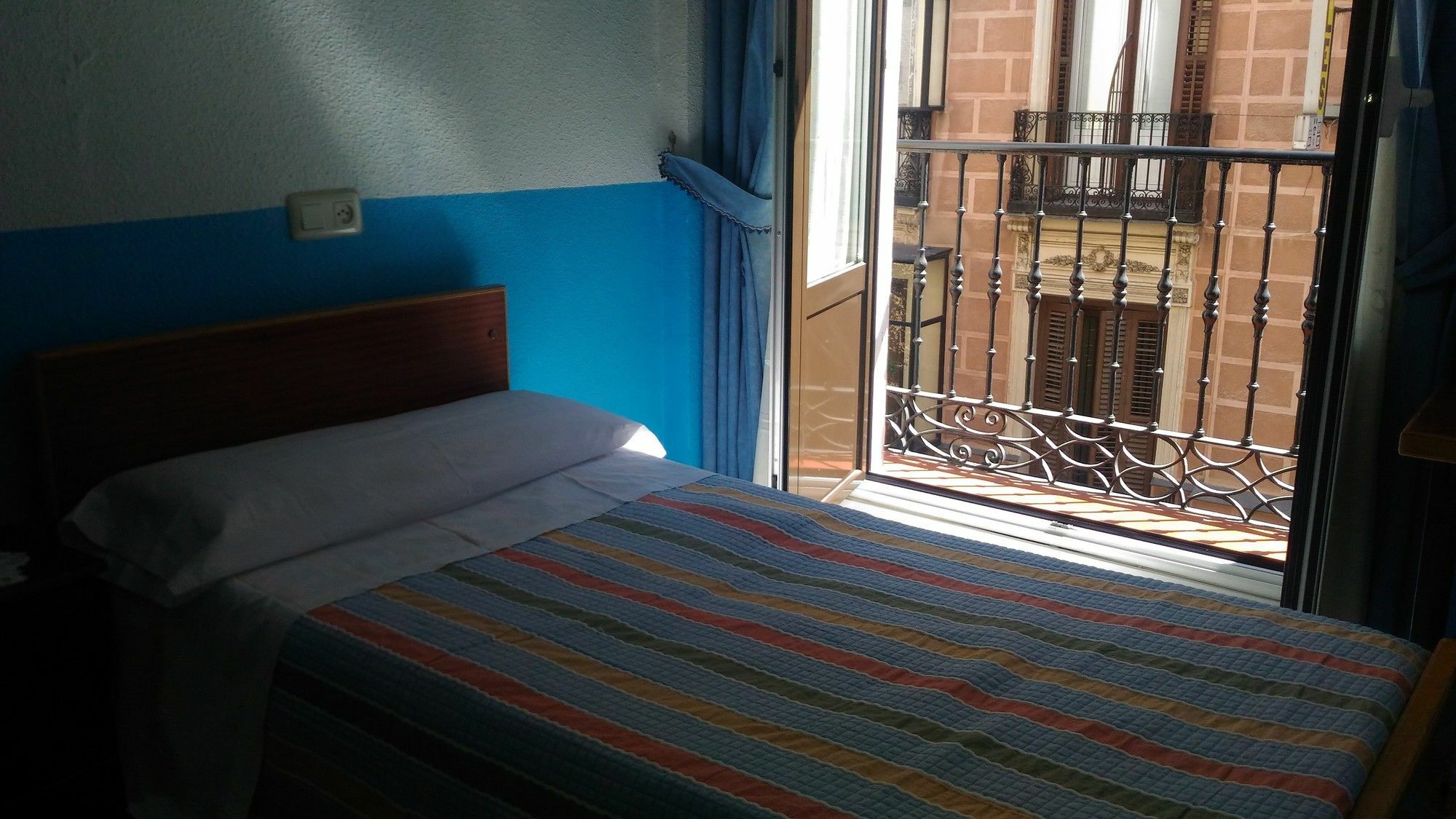 Hostal Palacios Fuencarral Мадрид Экстерьер фото